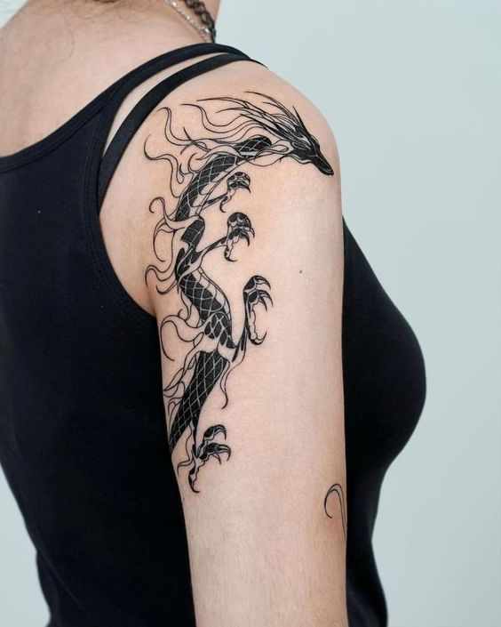 Khách hàng nữ xăm hình rồng đen cách điệu trên bắp tay 200+ hình xăm rồng mang phong cách nhật cổ đến tả thực cực đẹp - Genztattoo