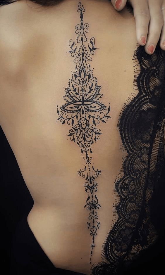 Hình xăm hoa sen mandala dọc theo xương cột sống Hình xăm hoa sen mandala dọc theo xương cột sống
