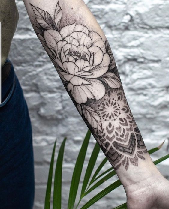 Hình xăm hoa mandala đơn sắc ở cẳng tay Hình xăm hoa mandala đơn sắc ở cẳng tay