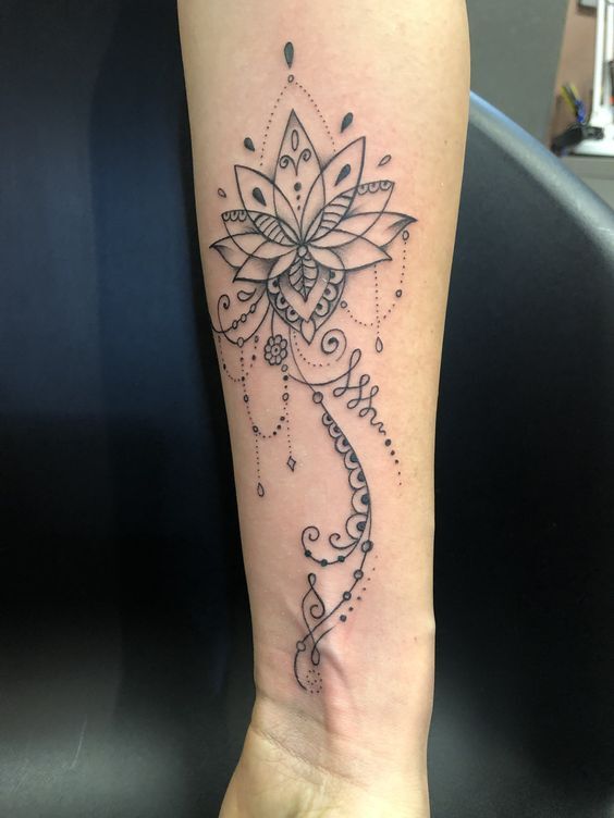 Hình xăm hoa mandala nghệ thuật ở cẳng tay Hình xăm hoa mandala nghệ thuật ở cẳng tay