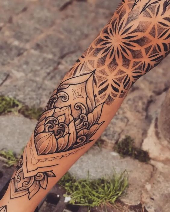 Hình xăm hoa mandala nghệ thuật ở cánh tay Hình xăm hoa mandala nghệ thuật ở cánh tay