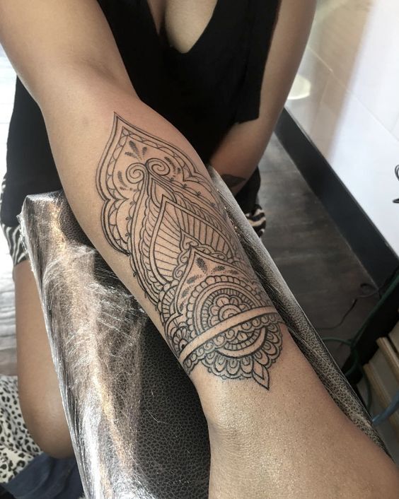 Hình xăm hoa mandala ở cẳng tay Hình xăm hoa mandala ở cẳng tay