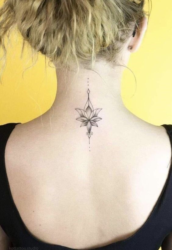 Hình xăm hoa sen mandala nhỏ gọn ở sau gáy Hình xăm hoa sen mandala nhỏ gọn ở sau gáy