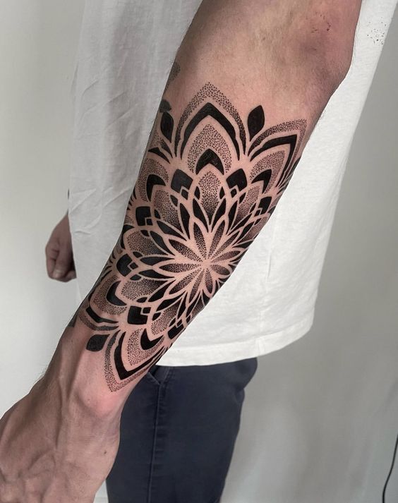 Hình xăm hoa mandala phong cách ở cẳng tay Hình xăm hoa mandala phong cách ở cẳng tay
