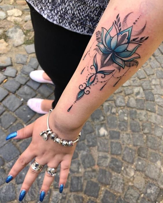 Hình xăm hoa mandala và trăng khuyết Hình xăm hoa mandala và trăng khuyết