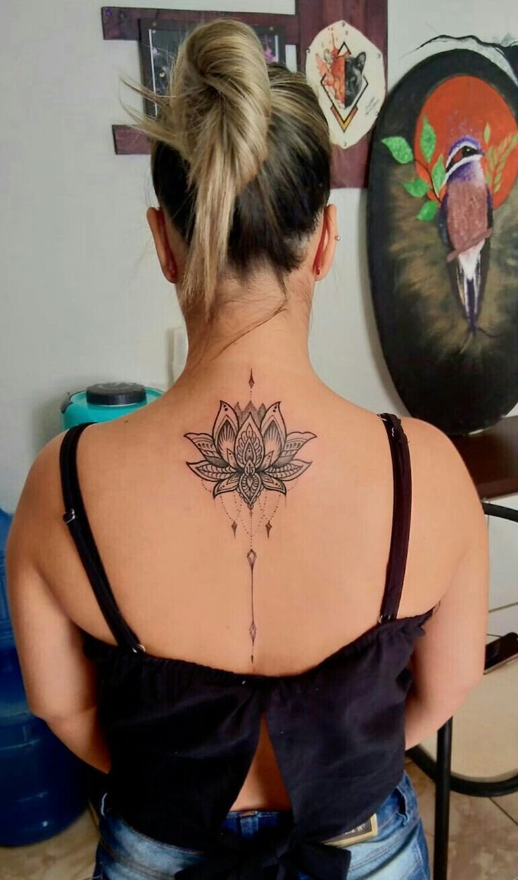 Chị khách làm hình xăm hoa sen mandala tuyệt đẹp Chị khách làm hình xăm hoa sen mandala tuyệt đẹp