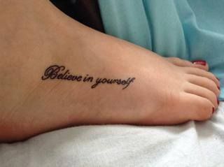 Hình xăm tin vào chính mình cho phụ nữ ở bàn chân xăm chữ believe in yourself cho nữ ở bàn chân