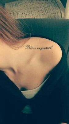 xăm chữ tin vào chính mình lên vai anh ấy xăm chữ believe in yourself trên vai