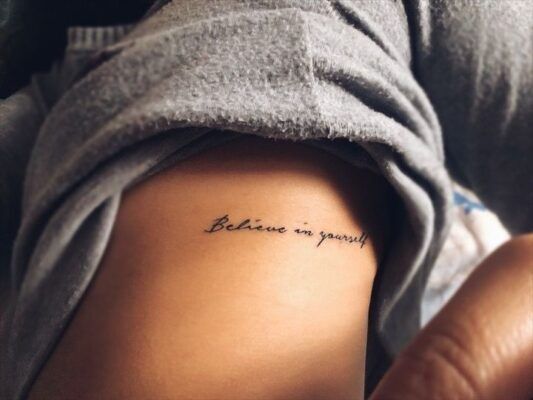 Hãy tin vào chính mình ý tưởng xăm hình sườn ý tưởng tattoo chữ believe in yourself ở mạn sườn