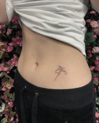 Hình xăm bông hoa nhỏ dễ thương ở đùi cho bé trai Gợi ý các vị trí xăm đẹp cho nữ, hơn 200 mẫu để lựa chọn - Genztattoo