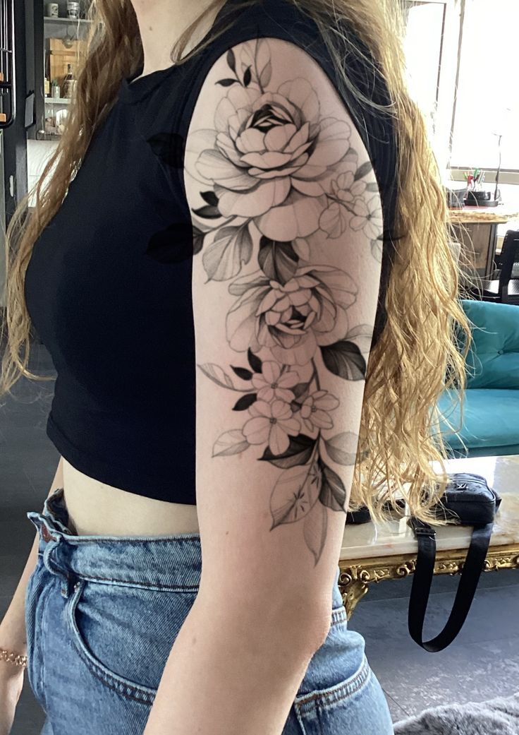 tatto ở bắp tay phù hợp với nữ