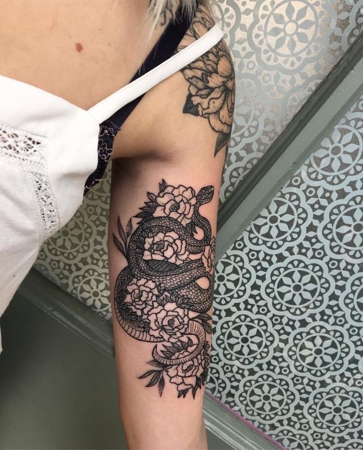 tatto rồng cùng với hoa