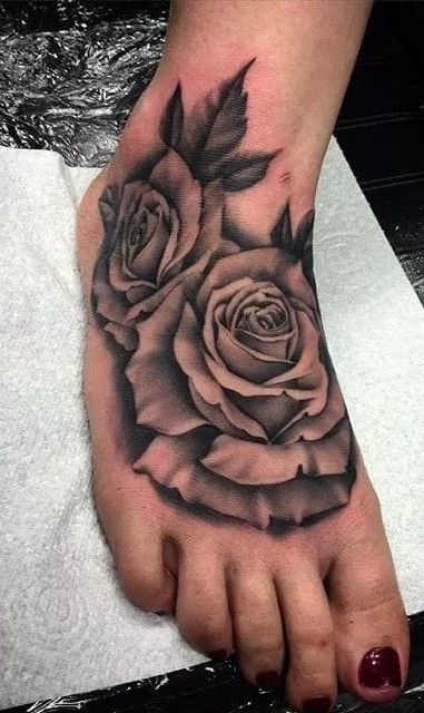 Mẫu hình xăm ở bàn chân tối giản