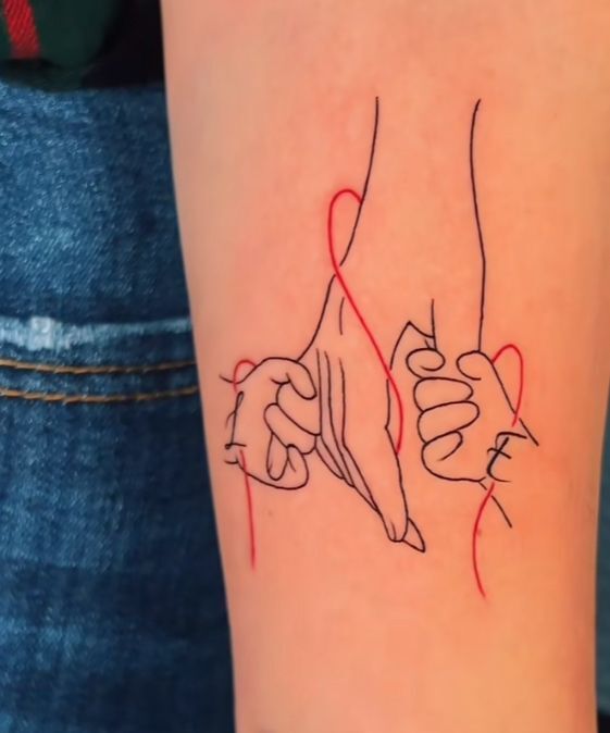 mẫu tattoo gia đình có mẹ bên hai con