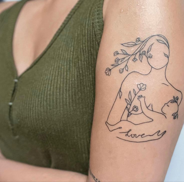 mẫu tattoo nghệ thuật hình mẹ bảo vệ cho con