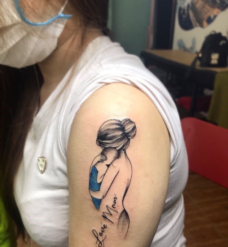 mẫu tattoo hình mẹ ôm con vào lòng