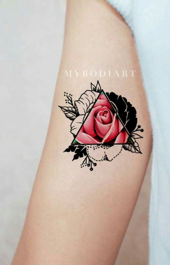 hình xăm mini tam giác hoa cho nữ