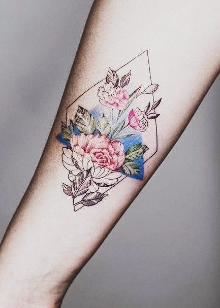 hình xăm mini tam giác hoa mẫu đơn cho nữ
