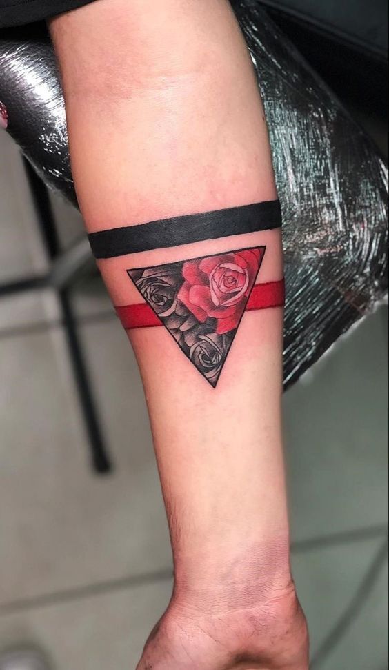 tattoo mini tam giác 2 vạch đỏ đen cho nam