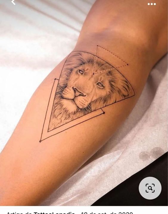 tattoo mini tam giác có mặt sư tử