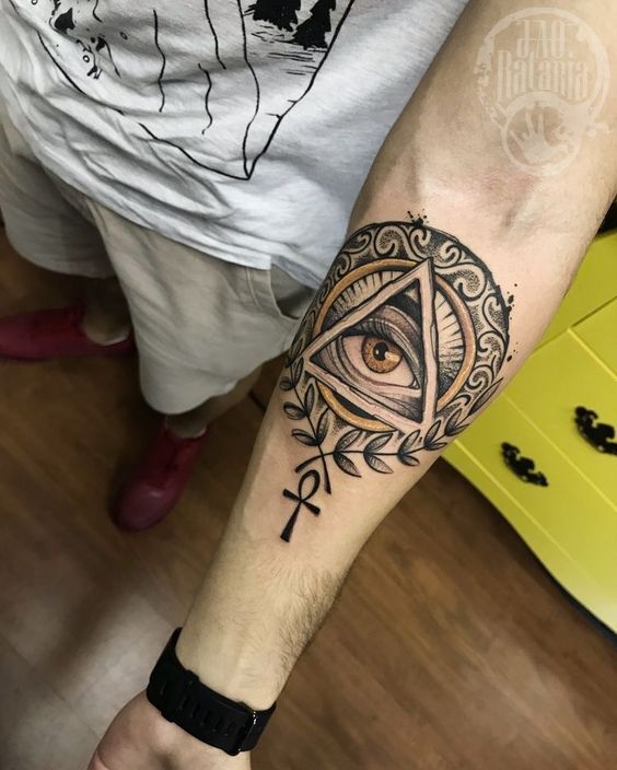 tattoo mini tam giác con mắt cho nam