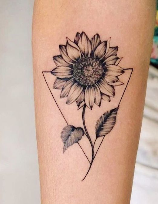 tattoo mini tam giác hoa hướng dương đen trắng