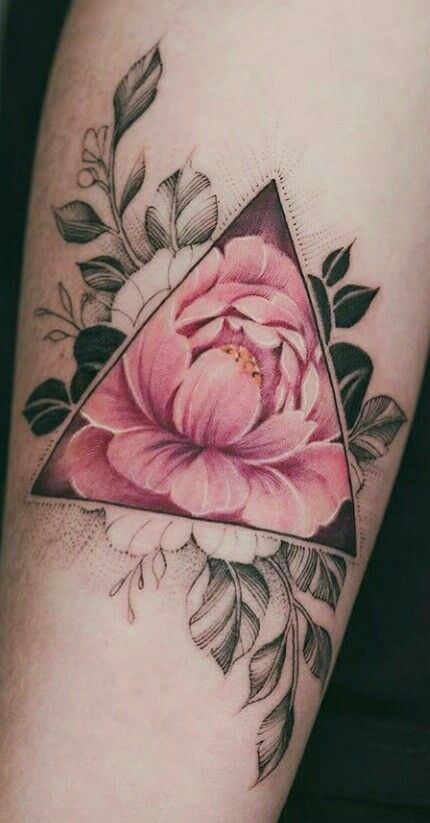tattoo mini tam giác hoa mẫu đơn xinh