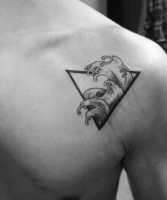 tattoo mini tam giác ở ngực