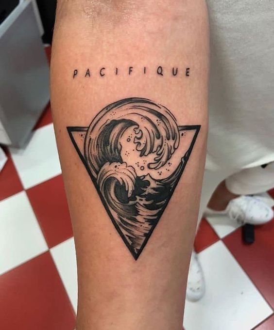 tattoo mini tam giác sóng dữ kèm chữ cực đẹp