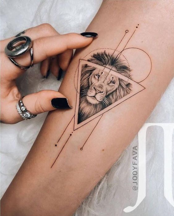 tattoo mini tam giác sư tử cực ngầu
