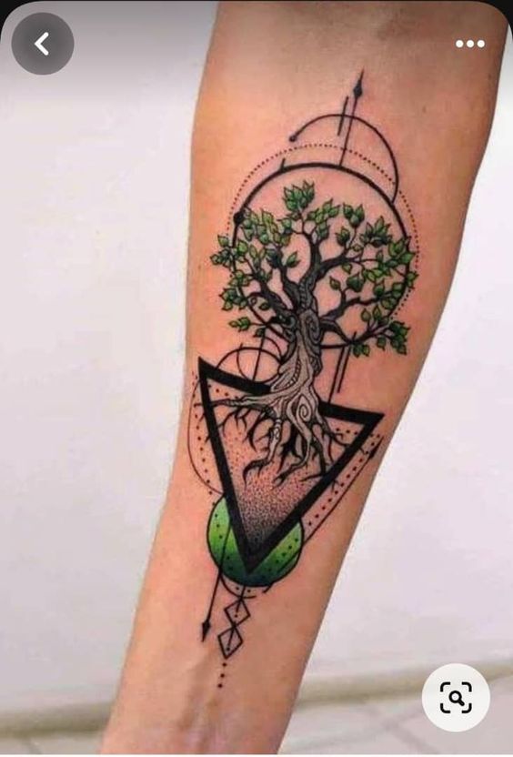 tattoo mini tam giác và cái cây cho khách