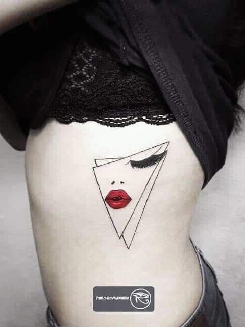 tattoo mini tam giác và môi xinh ở mạn sườn