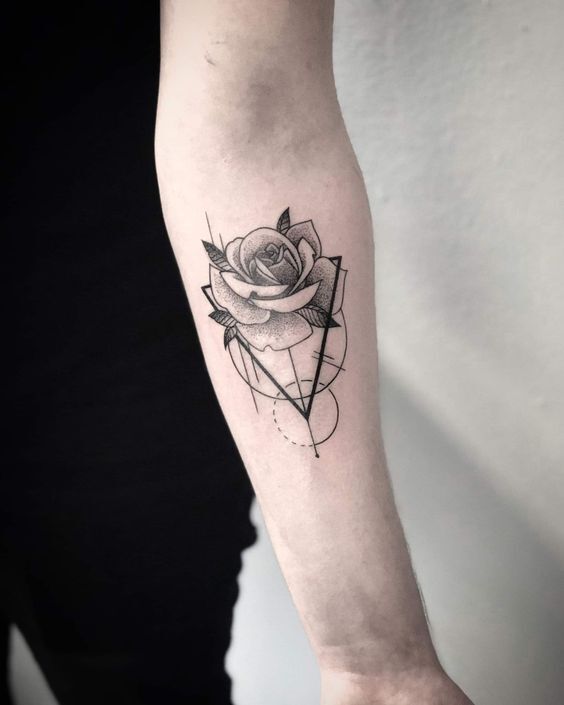 tattoo tam giác hoa hồng size mini ở cánh tay