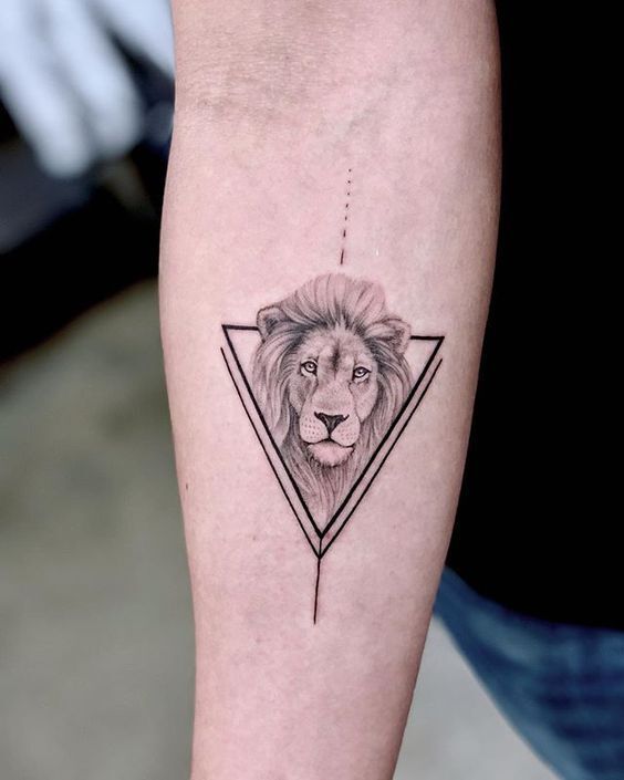 tattoo tam giác sư tử size mini