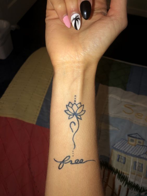 tatto hoa sen tinh tế kết hợp với chữ ký