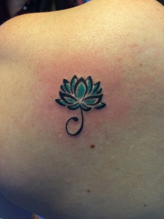 tatto hoa sen màu xanh đơn giản cho người mới