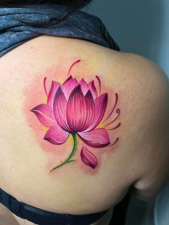 hình xăm hoa sen màu đỏ cực độc đáo