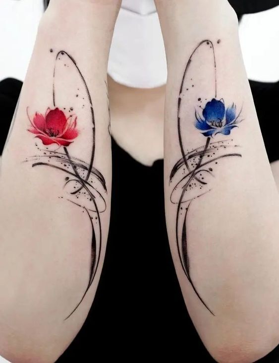 hình xăm hoa sen màu đỏ ở cánh tay