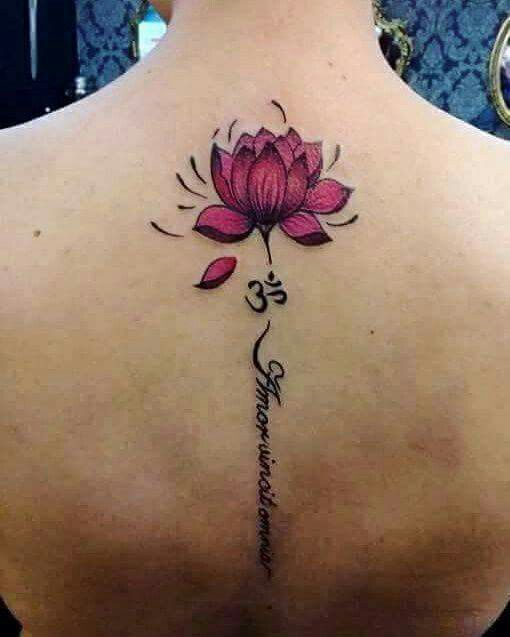 tatto hoa sen màu đỏ vừa tinh tế vừa đặc biệt