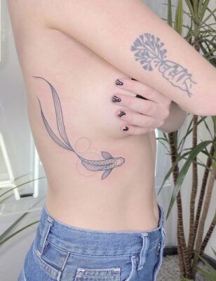 kiểu tattoo cá chép đơn giản trên sườn ngực