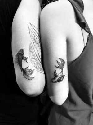 mẫu tattoo cá chép trên bắp tay cho couple