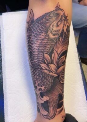 nghệ thuật tattoo cẳng chân mẫu cá chép đẹp mắt