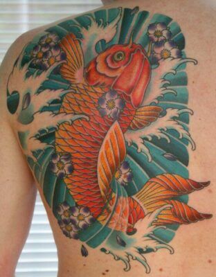 bắt mắt với kiểu tattoo cá chép phong thủy sau bả vai