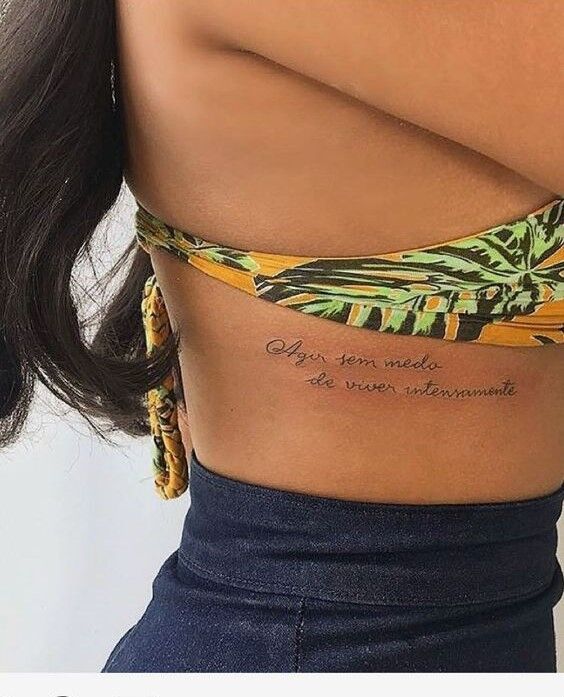 mẫu tattoo chữ nghệ thuật mini ở eo mẫu tattoo chữ nghệ thuật mini ở eo
