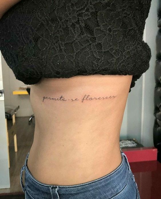tattoo chữ ở eo theo phong cách nhẹ nhàng tattoo chữ ở eo theo phong cách nhẹ nhàng