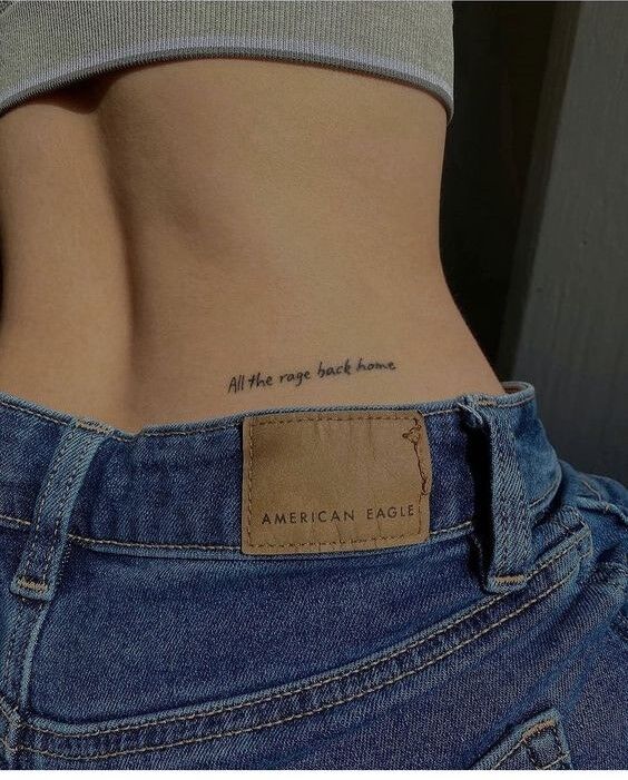 mẫu tattoo chữ mini ở eo mẫu tattoo chữ mini ở eo