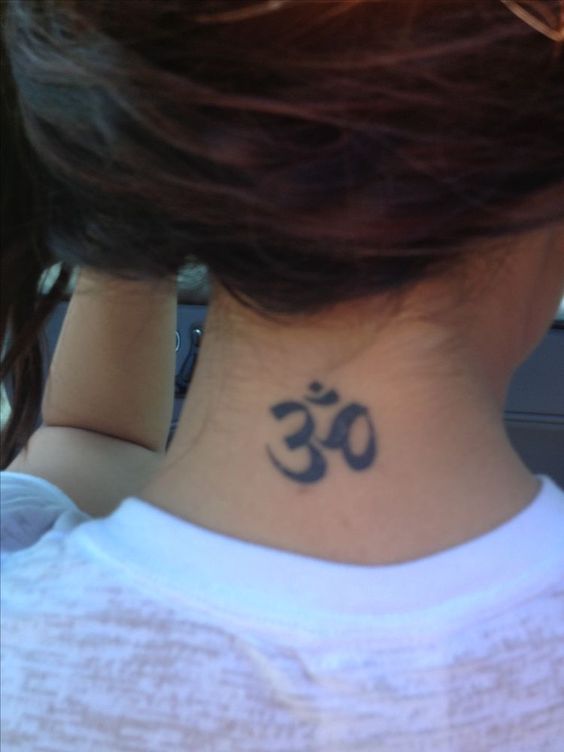 tattoo mini chữ om sau gáy xinh