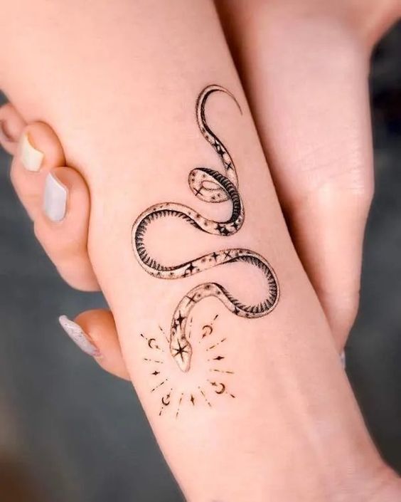 Hình xăm mini tuổi rắn, phong cách đơn giản tattoo mini tuổi rắn phong cách đơn giản