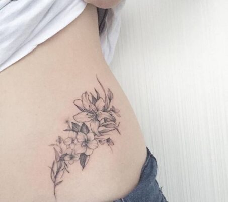 chi tiết hoa siêu đơn giản dễ xăm ở bên cạnh Top 888+ hình xăm bên hông siêu cuốn hút - Genztattoo