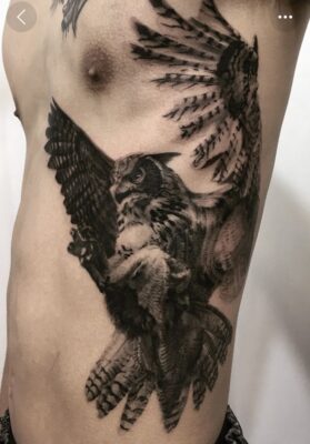 Hình ảnh con cú được khắc ở bên cạnh Top 888+ hình xăm bên hông siêu cuốn hút - Genztattoo